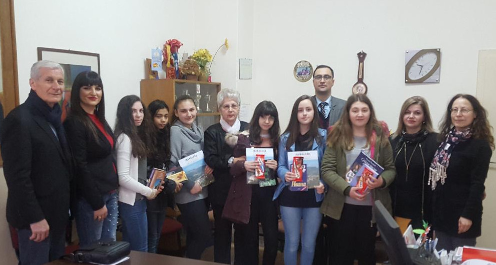 Книги и подароци за учениците во училиштата „Вук Караџиќ“ и „Браќа Рибар“