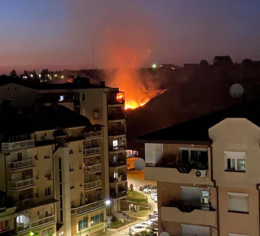 Гореше сува трева во Багрем Бања и во Диво насеље