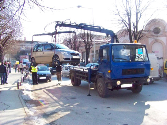 Го нападнале полицаецот откако направиле сообраќаен прекршок