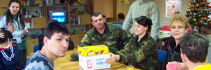 Војници се дружеа со хендикепираните деца