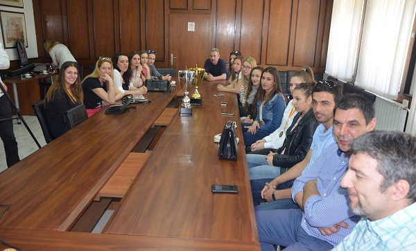 Градоначалникот Дамјановски ги прими одбојкарките на СВС Куманово