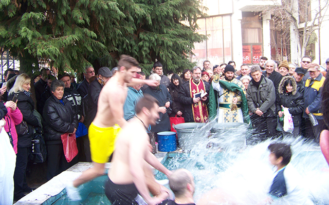 Светиот крст ќе се фрла во водите на базените и реките