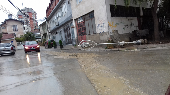 Падната канделабра штрчи на улица