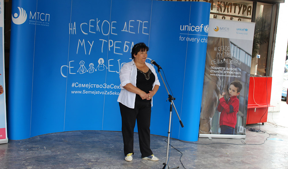 Семејство згрижува деца без родители, а парите што ги добиваат од државата ги штеди за нивната иднина