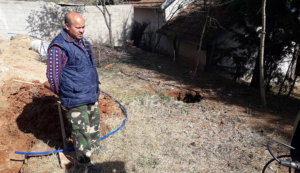 Дупка над скривница се отвори помеѓу две куќи во „Багрем Бања„