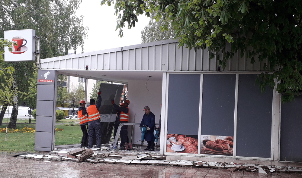 Се урива објектот пред Центарот на култура