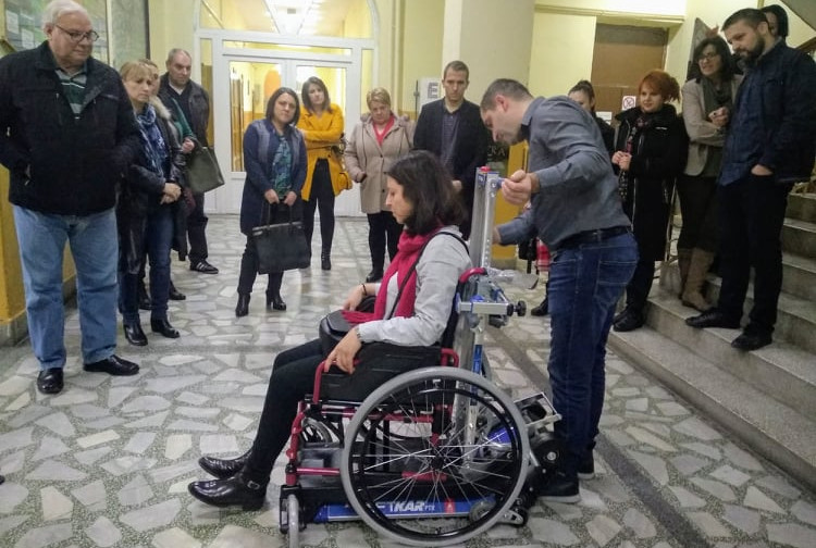 Лифткар гасеничари за три образовни институции во градот