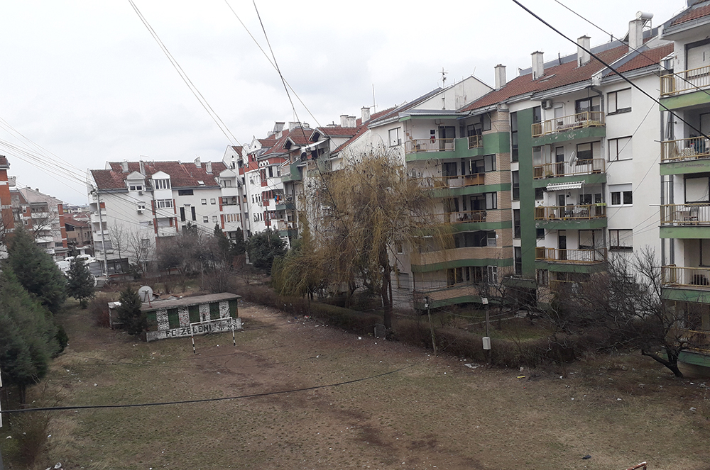 Облачно, постудено и ветровито, со повремен дожд