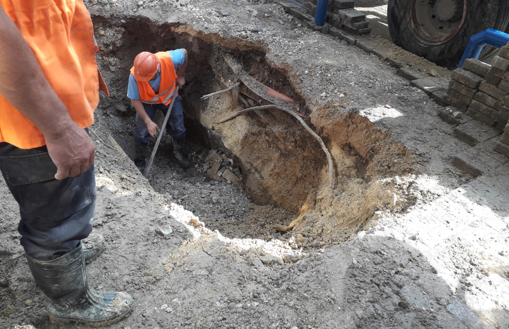 Без вода дел од градот, на две места пукнала главната цевка