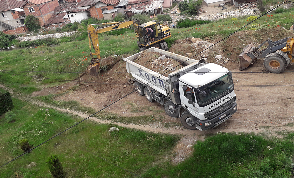Започна уредувањето на зелената површина покрај зградите на „Октомвриска“