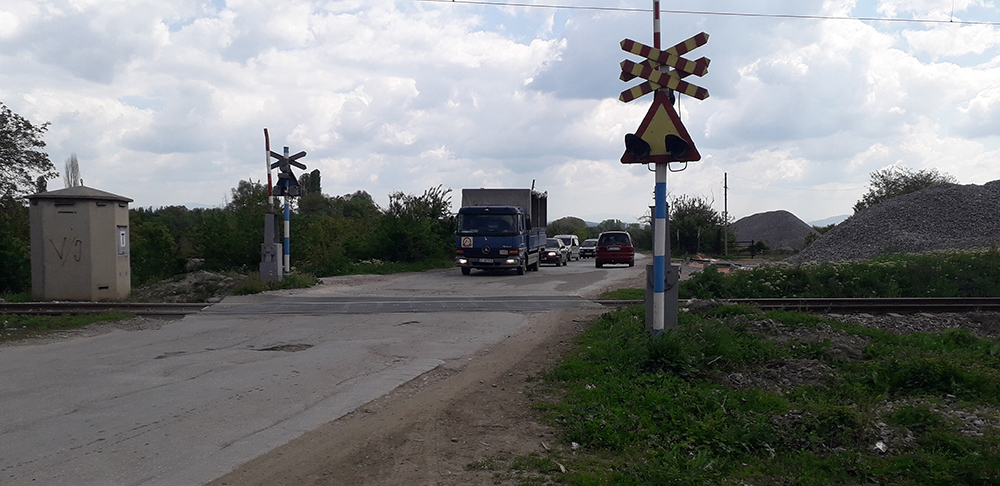 Воз удрил во автомобил на железничкиот премин во Лопате, едно лице повредено