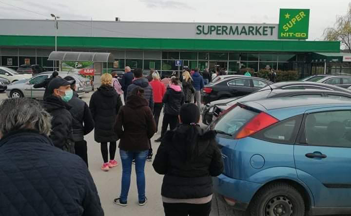 Со редици пред маркетите Куманово го дочека продолжениот полициски час