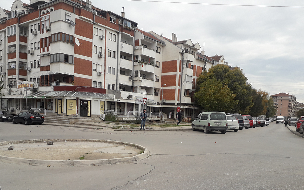 Таксистите бараат нови и обележани постојки, надлежните велат да ги користат постоечките и да не се паркираат каде што сакаат