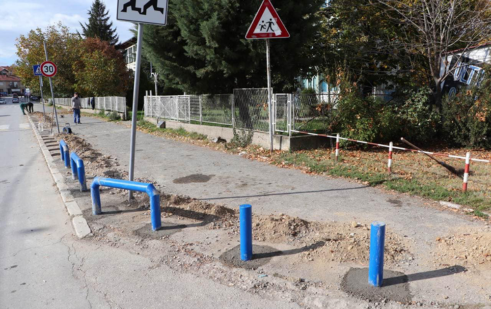 Се поставуваат заштитни столпчиња на тротоарот покрај економското училиште