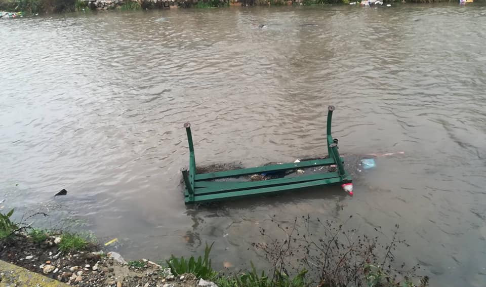 Клупа од градскиот кеј скршена и фрлена во река