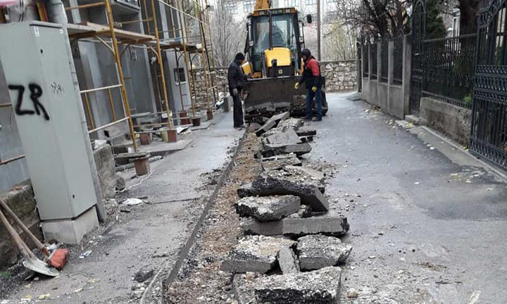 Едни асфалтираат други прекопуваат