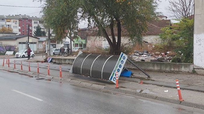 Со возило удрил во кабина на автобуска постојка, па во пешак