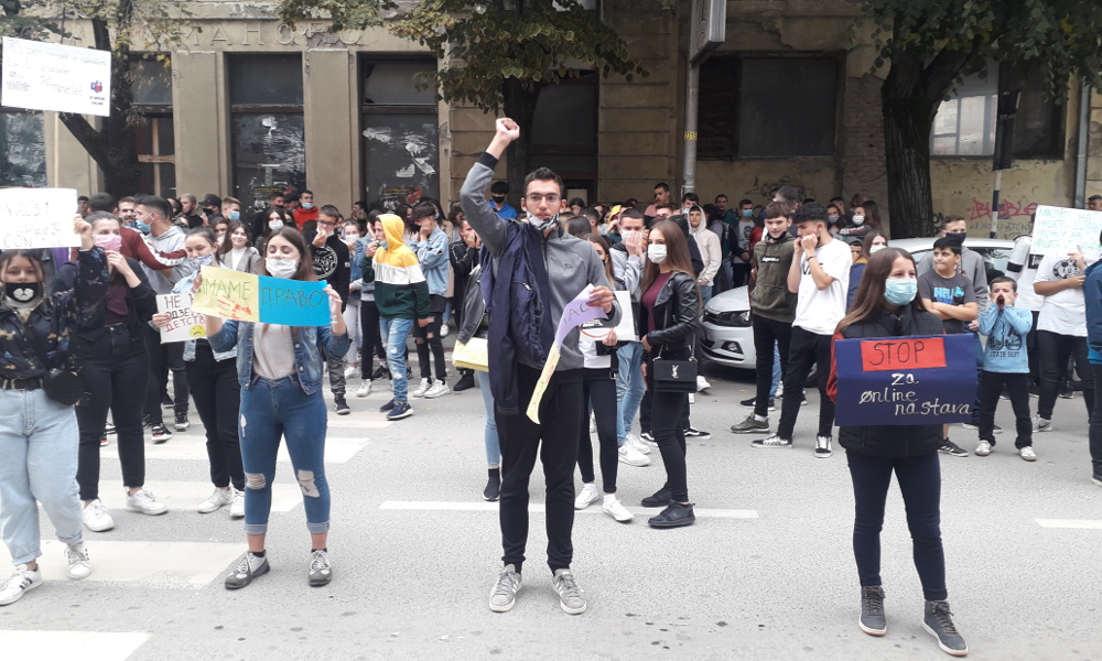 Средношколци протестираа против онлајн настава