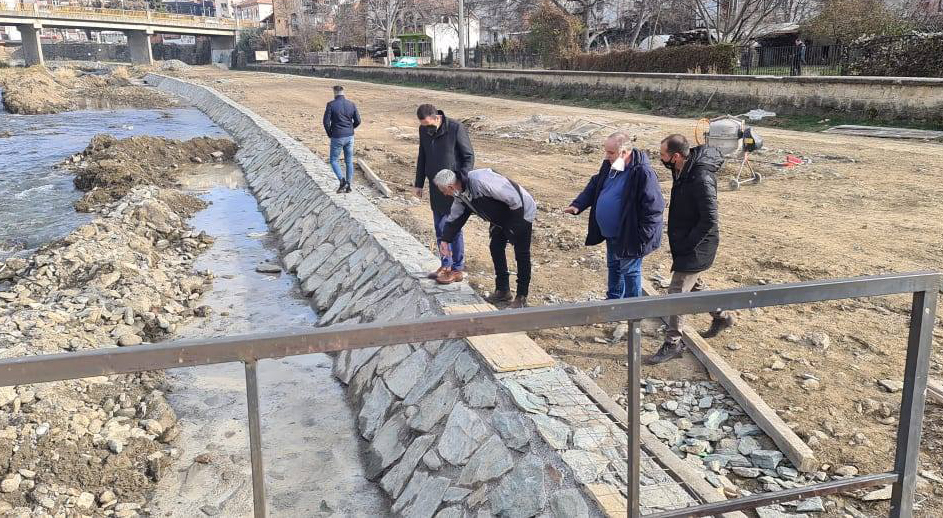 Се уредува минор коритото на Крива Река во Крива Паланка