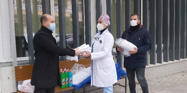 Вработените во Центарот за култура донираа постелнина и средства за хигиена во Општата болница Куманово