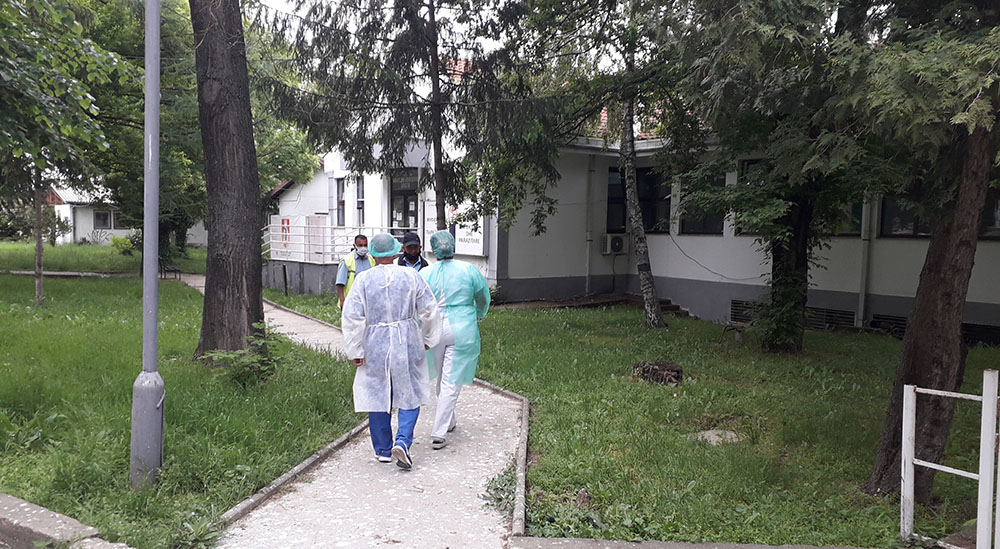 Еден починат и 11 новозаболени од коронавирус во Куманово